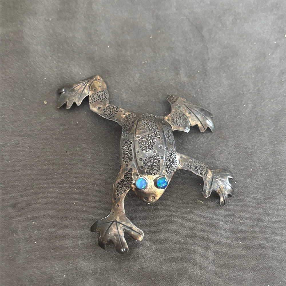 Courtney Peterson Sterling silver frog brooch/pendant.